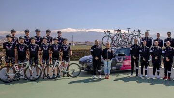 Foto de familia del Manuela FundaciÓn con los ciclistas del equipo y el staff técnico.