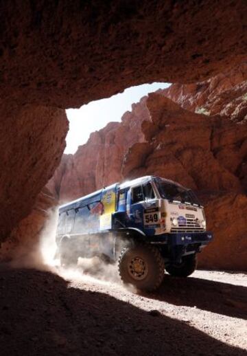 En Argentina, etapa entre Tucuman y Salta. Dmitry Sotnikov al volante del camión.