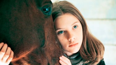 El halago de Scarlett Johansson a uno de los grandes de Hollywood en su papel más adolescente: “Él me contaba la historia”