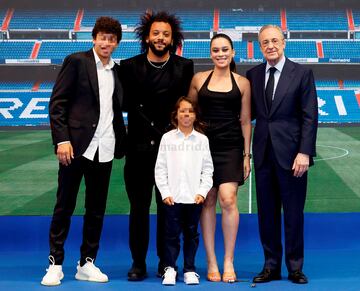 Marcelo posa con su familia y con Florentino P¨¦rez.