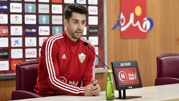 De la Hoz, centrocampista del Almería, durante la rueda de prensa.