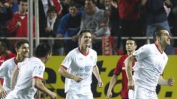 <b>OTROS TRES. </b>Como en Santander y Granada, el Sevilla volvió a marcarle tres goles a su rival. El primero, nada más empezar la segunda parte, llevó el sello de Álvaro Negredo, que peinó un córner botado por Reyes. Pocos minutos después, Manu aprovechó un buen pase de Jesús Navas y defi nió con la pierna izquierda. El tercero lo hizo el campeón del mundo después de rematar con la derecha una increíble asistencia de Reyes.