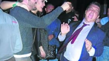 <b>LA EUFORIA DEL PRESIDENTE. </b>Laporta, que aparece en la imagen de la izquierda junto a Vicky Martín Berrocal, disfrutó de una auténtica juerga tras ganar el clásico.