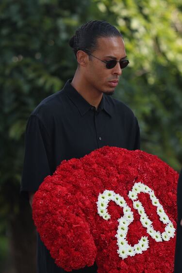 Virgil van Dijk el día de la ceremonia fúnebre del futbolista portugués del Liverpool Diogo Jota y su hermano André Silva.