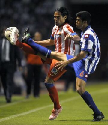 Falcao trata de controlar el balón ante Aythami.