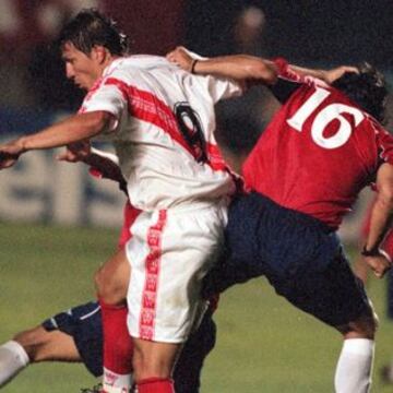 2001: La presentación de Chile en Lima aquel año fue mala tanto dentro como fuera de la cancha. La derrota por 3-1 ante Perú (Maestri, Mendoza y Farfán para los locales, descuento de Navia), pasó a un segundo plano por el hostil y crudo ambiente que recibió a 'La Roja' en la capital peruana. Hinchas agredidos y el bus apedreado fue el triste saldo de aquella jornada.