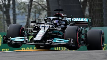 Formula One F1 - Emilia Romagna Grand Prix - Autodromo Enzo e Dino Ferrari, Imola, Italy - April 17, 2021 Mercedes&#039; Lewis Hamilton in action during qualifying REUTERS/Jennifer Lorenzini