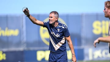 Garitano dirigiendo un entreno semanal en la Ciudad Deportiva Bahía de Cádiz.