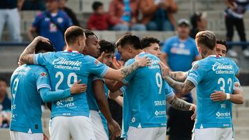 MEX00. CIUDAD DE MÉXICO (MÉXICO), 25/01/2025.- Jugadores de Cruz Azul celebran un gol este sábado, durante un partido por la jornada 3 del Torneo Clausura 2025 de la Liga MX entre Cruz Azul y Puebla, en el Estadio Olímpico Universitario en Ciudad de México (México). EFE/ José Méndez
