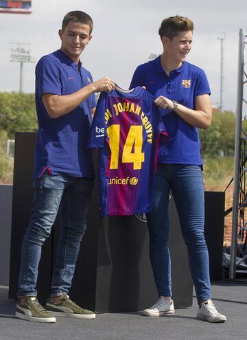 Dos jugadores del Barça B y el equipo femenino con la camiseta de Johan Cruyff.