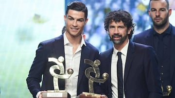Cristiano, con el premio que le acredita como mejor jugador de la Serie A.