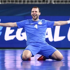 Taynan se nacionalizó, llegó a la carrera, marcó y Kazajistán pasa