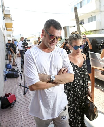 Fonsi Nieto, sobrino de Ángel Nieto, junto con su mujer, Marta Castro, a su llegada al velatorio.