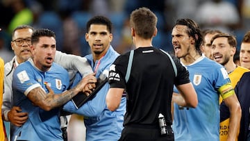 Soccer Football - FIFA World Cup Qatar 2022 - Group H - Ghana v Uruguay - Al Janoub Stadium, Al Wakrah, Qatar - December 2, 2022 Uruguay's Jose Maria Gimenez and Edinson Cavani remonstrate with referee Daniel Siebert after the match REUTERS/John Sibley