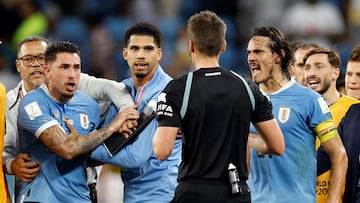 Jose Maria Gimenez y Edinson Cavani increpan al colegiado Daniel Siebert tras el partido Uruguay-Ghana.