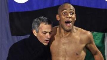 <b>SU VALEDOR.</b> Mourinho se abraza a Maicon en un partido del Calcio.