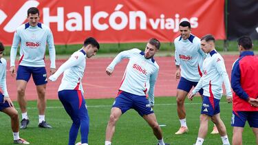 LAS ROZAS (MADRID) , 14/10/2024.- El centrocampista Pedri (i), el defensa Óscar Mingueza (c) y el delantero Bryan Zaragoza (d) durante el entrenamiento de la selección española este lunes en Las Rozas (Madrid) para preparar su encuentro de mañana ante Serbia correspodiente a la cuarta jornada de la Liga de las Naciones. EFE/ Rodrigo Jiménez