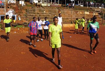 Las mujeres del Centro de Servicios Correccionales entrenan para la primera liga profesional femenina de Sierra Leona.