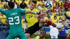 AMDEP364. BARRANQUILLA (COLOMBIA), 12/10/2023.- Rafael Santos Borré (c) de Colombia remata frente a Santiago Mele portero de Uruguay hoy, en un partido de las Eliminatorias Sudamericanas para la Copa Mundial de Fútbol 2026 entre Colombia y Uruguay en el estadio Metropolitano en Barranquilla (Colombia). EFE/ Mauricio Dueñas Castañeda
