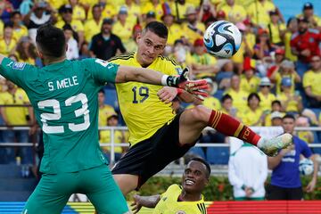 Rafael Santos Borré battles with Santiago Mele.