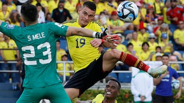 AMDEP364. BARRANQUILLA (COLOMBIA), 12/10/2023.- Rafael Santos Borré (c) de Colombia remata frente a Santiago Mele portero de Uruguay hoy, en un partido de las Eliminatorias Sudamericanas para la Copa Mundial de Fútbol 2026 entre Colombia y Uruguay en el estadio Metropolitano en Barranquilla (Colombia). EFE/ Mauricio Dueñas Castañeda
