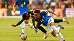 Brazil&#039;s Eder Militao (R) vies for the ball during the South American qualification football match for the FIFA World Cup Qatar 2022 at the Rodrigo Paz Delgado Stadium in Quito on January 27, 2022. (Photo by Rodrigo BUENDIA / POOL / AFP)