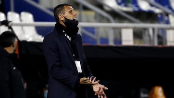 Futbol, Universidad Catolica vs Atletico Nacional.
 Copa Libertadores 2021.
 El entrenador de Universidad Catolica Gustavo Poyet dirige durante el partido del grupo F de la Copa Libertadores contra Atletico Nacional en el estadio San Carlos de Apoquindo de Santiago, Chile.
 26/05/2021
 Andres Pina/Photosport
 
 Football, Universidad Catolica vs Atletico Nacional.
 2021 Copa Libertadores Championship.
 Universidad Catolica&acirc;s head coach Gustavo Poyet is pictured during the group F match of the Copa Libertadores Championship against Atletico Nacional at the San Carlos de Apoquindo stadium in Santiago, Chile.
 05/26/2021
 Andres Pina/Photosport