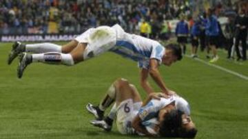 Los jugadores del Málaga celebran el gol de Charles.