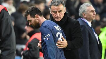 Paris Saint-Germain's French head coach Christophe Galtier (C) greets Paris Saint-Germain's Argentine forward Lionel Messi during the French L1 football match between Paris Saint-Germain (PSG) and SCO Angers at The Parc des Princes Stadium in Paris on January 11, 2023. (Photo by Bertrand GUAY / AFP)