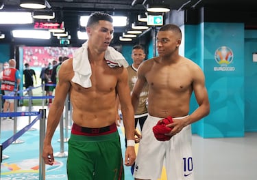 Cristiano Ronaldo dialoga en el túnel de vestuarios con Kylian Mbappé tras el partido del Grupo F del Campeonato de la UEFA Euro 2020 entre Portugal y Francia.