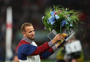 Harry Kane posa con la gorra dorada para conmemorar sus 100 partidos con la selección inglesa.