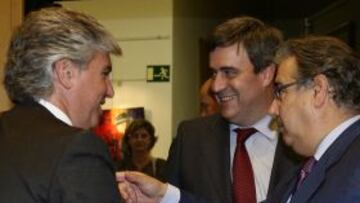Miguel Cardenal, entre el presidente del Betis, Miguel Guillén (izquierda) y el alcalde de Sevilla, Juan Ignacio Zoido.