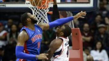 El jugador de los Atlanta Hawks Paul Millsap (d) ante Andre Drummond (i) de los Detroit Pistons.