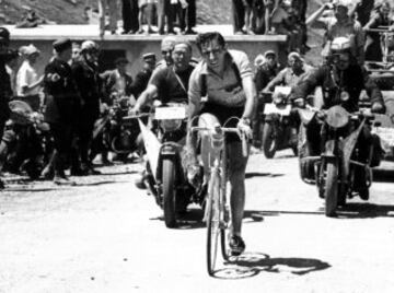 En la edición de 1940, el equipo Legnano, del cual Bartali era el líder, contrató al joven Fausto Coppi (en la imagen) como gregario. Bartali tenía como rival a Giovanni Valetti, ganador en 1938 y 1939. En las primeras etapas, Bartali perdió casi 15 minutos, mientras que Coppi estaba en los primeros puestos, así que se decidió que disputara la general. En la undécima etapa, Coppi ganó en solitario colocándose la maglia rosa que mantuvo hasta el final. Con 20 años, 8 meses y 25 días, se convirtió en el ciclista más joven en ganar el Giro, récord que aún se mantiene. 