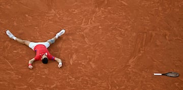 Novak Djokovic se tira al suelo para celebrar la victoria. 