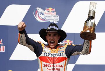 Marc Márquez celebra la victoria en MotoGP.