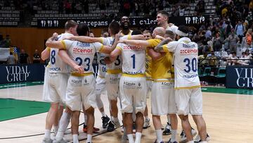 Los jugadores del Monbus Obradoiro se abrazan tras certificar la permanencia en la Liga Endesa.