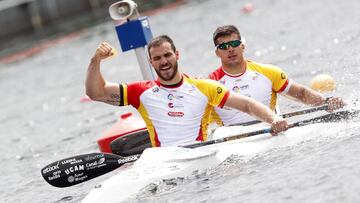 Saul Craviotto y Cristian Toro (con gafas) celebran la medalla de oro.