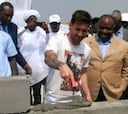 Messi pone la primera piedra del estadio de Port Gentil, Gabón