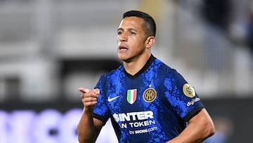 Soccer Football - Serie A - Spezia Calcio v Inter Milan - Stadio Alberto-Picco, La Spezia, Italy - April 15, 2022 Inter Milan's Alexis Sanchez celebrates scoring their third goal REUTERS/Jennifer Lorenzini