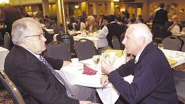 <b>CONVENCIENDO. </b>El catalán Isidro Oliveras, presidente de la FIRS, dialogaba ayer con uno de los miembros.