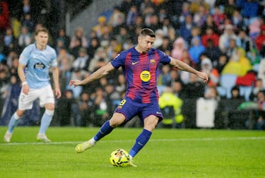 0-1. Robert Lewandowski no falla y anota el primer tanto. Radu adivinó las intenciones del delantero polaco sin suerte.