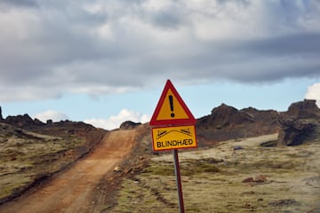 En Islandia esta se?al advierte a los conductores que deben tener precauci¨®n al acercarse a la cima de la colina, ya que pueden no tener visibilidad de lo que hay m¨¢s all¨¢. Es importante reducir la velocidad y estar preparado para posibles obst¨¢culos o veh¨ªculos que puedan venir en sentido contrario.