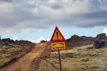 En Islandia esta señal advierte a los conductores que deben tener precaución al acercarse a la cima de la colina, ya que pueden no tener visibilidad de lo que hay más allá. Es importante reducir la velocidad y estar preparado para posibles obstáculos o vehículos que puedan venir en sentido contrario.