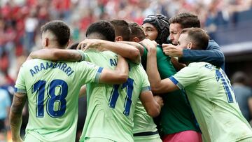 PAMPLONA, 18/09/2022.- Los jugadores del Getafe celebran el gol de su compañero Juan Antonio Iglesias durante el partido de la sexta jornada de Liga de Primera División disputado este domingo en el estadio de El Sadar. EFE/Jesús Diges
