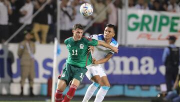 AMDEP3366. TEGUCIGALPA (HONDURAS), 17/11/2023.- Denil Maldonado (d) de Honduras disputa el balón con Santiago Giménez de México hoy, en un partido de la Liga de Naciones de la Concacaf entre Honduras y México hoy, en el estadio Chelato Uclés en Tegucigalpa (Honduras). EFE/ Gustavo Amador
