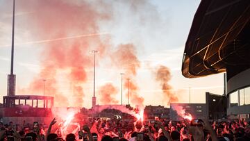 Cientos de aficionados en los alrededores del estadio Civitas Metropolitano, a 24 de septiembre de 2023, en Madrid (España). Aficionados del Atlético de Madrid y del Real Madrid se han acercado al estadio Civitas Metropolitano para ver el derbi de Liga entre los dos equipos madrileños, el primero de la temporada 2023-2024.
24 SEPTIEMBRE 2023;DERBI;FÚTBOL;AFICIÓN;AFICIONADOS;
Diego Radamés / Europa Press
24/09/2023