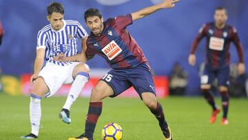 Jose Angel y Januzaj durante un derbi entre el Eibar y la Real Sociedad.