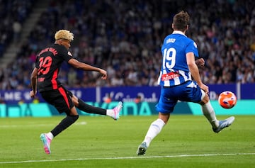 0-1. Recibe el bal¨®n Lamine Yamal en su banda, avanza hacia dentro y en el balc¨®n del ¨¢rea suelta un zurdazo que entra por la escuadra del palo largo de Joan Garc¨ªa. Imparable para el guardameta perico.