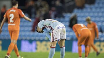 Iago Aspas se lamenta a la conclusi&oacute;n del partido contra el M&aacute;laga en Bala&iacute;dos.